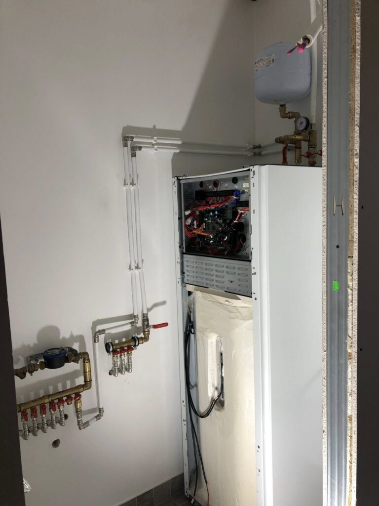 Õhk-Vesi pumba siseosa ja põrandakütte ning tarbevee kollektorite paigaldamine