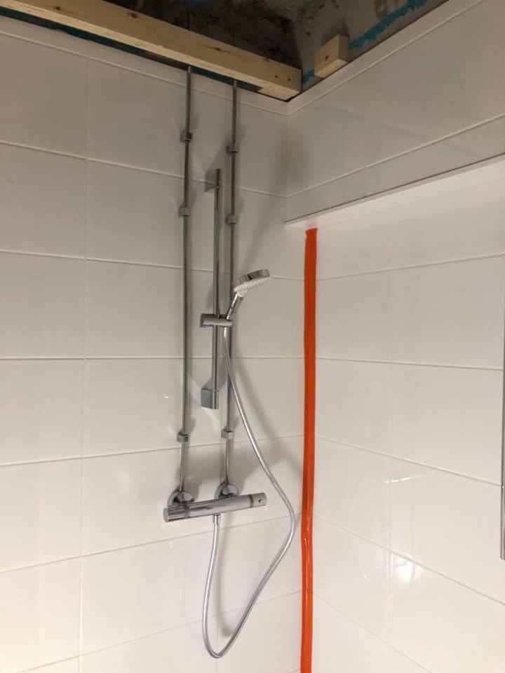 Vannitoas santehnika paigaldus seina pealsete torudega